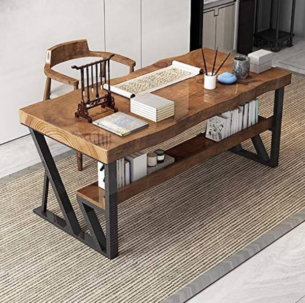 Meja kantor minimalis dengan aksen kaki meja metalik